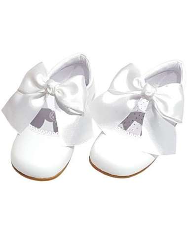 MARY JANES IN PATENT WITH JULIETA BOW BAMBI 4199 WHITE