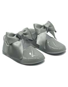 PEUQUE DE BEBÉ EN CHAROL CON LAZO EN RASO CITOS 712C GRIS