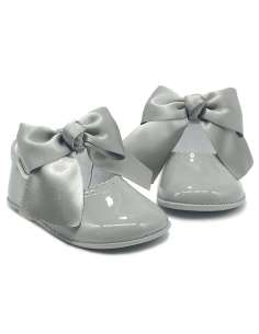 PEUQUE DE BEBÉ EN CHAROL CON LAZO EN RASO CITOS 712C GRIS 2