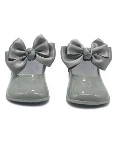 PEUQUE DE BEBÉ EN CHAROL CON LAZO EN RASO CITOS 712C GRIS 2