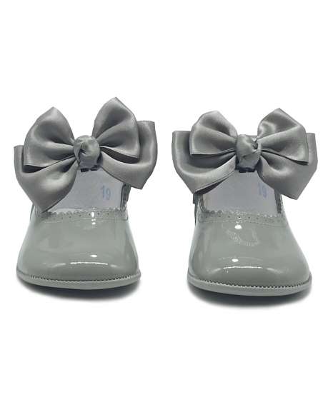 PEUQUE DE BEBÉ EN CHAROL CON LAZO EN RASO CITOS 712C GRIS