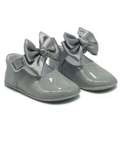 PEUQUE DE BEBÉ EN CHAROL CON LAZO EN RASO CITOS 712C GRIS