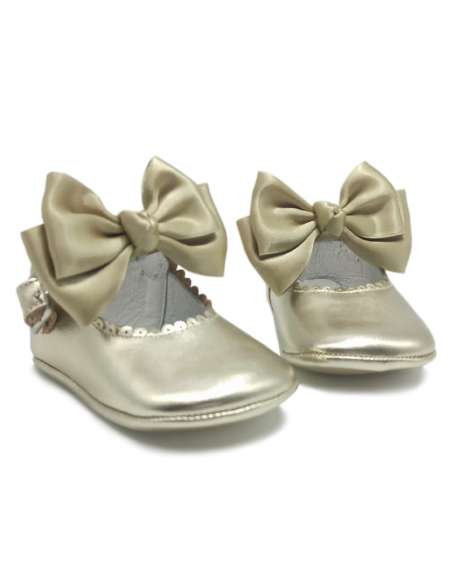 PEUQUE DE BEBÉ EN PIEL 712C ORO CON LAZO