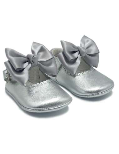 PEUQUE DE BEBÉ EN PIEL 712C PLATA CON LAZO