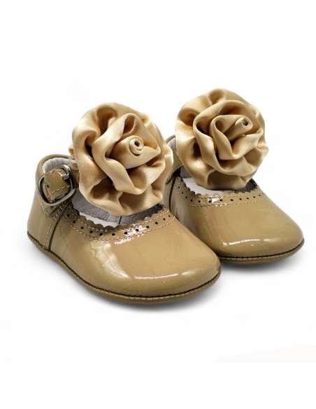 PEUQUE DE BEBÉ EN CHAROL 712C CON LAZO CAMEL