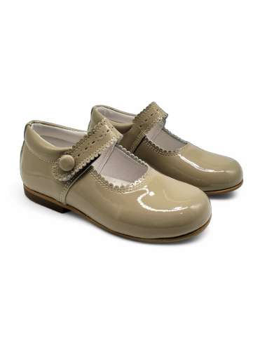 Mary Janes in patent leather with button 1502C Camel