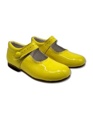 Mary Janes in patent leather with button 1502C Lemon