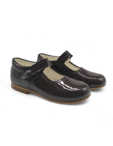 Mary Janes in patent leather with button 1502C Brown