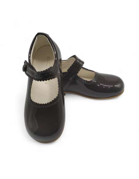 Mary Janes in patent leather with button 1502C Brown